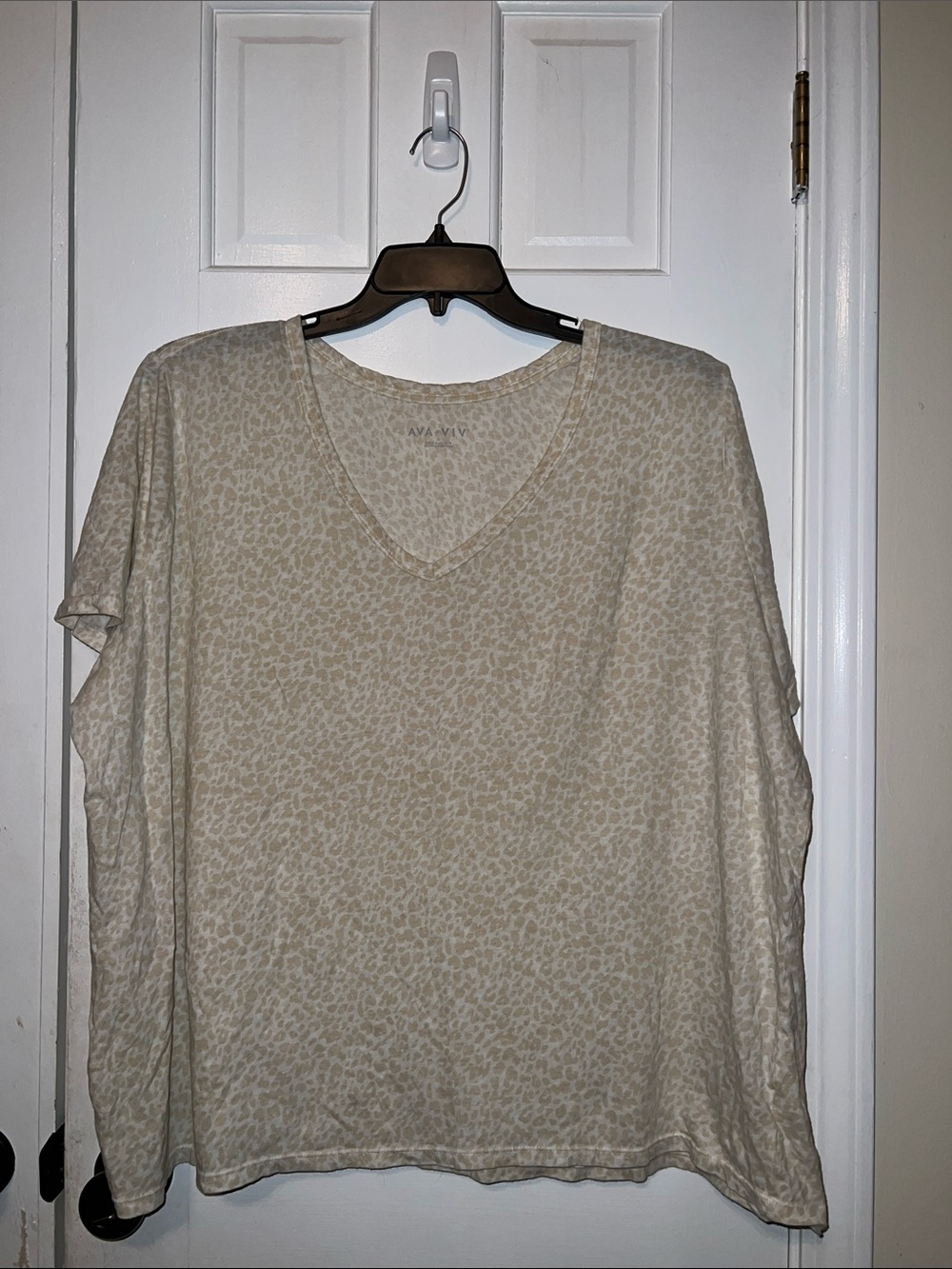 Ava & Viv Beige Leopard-Print V-Neck Short Sleeve Tee